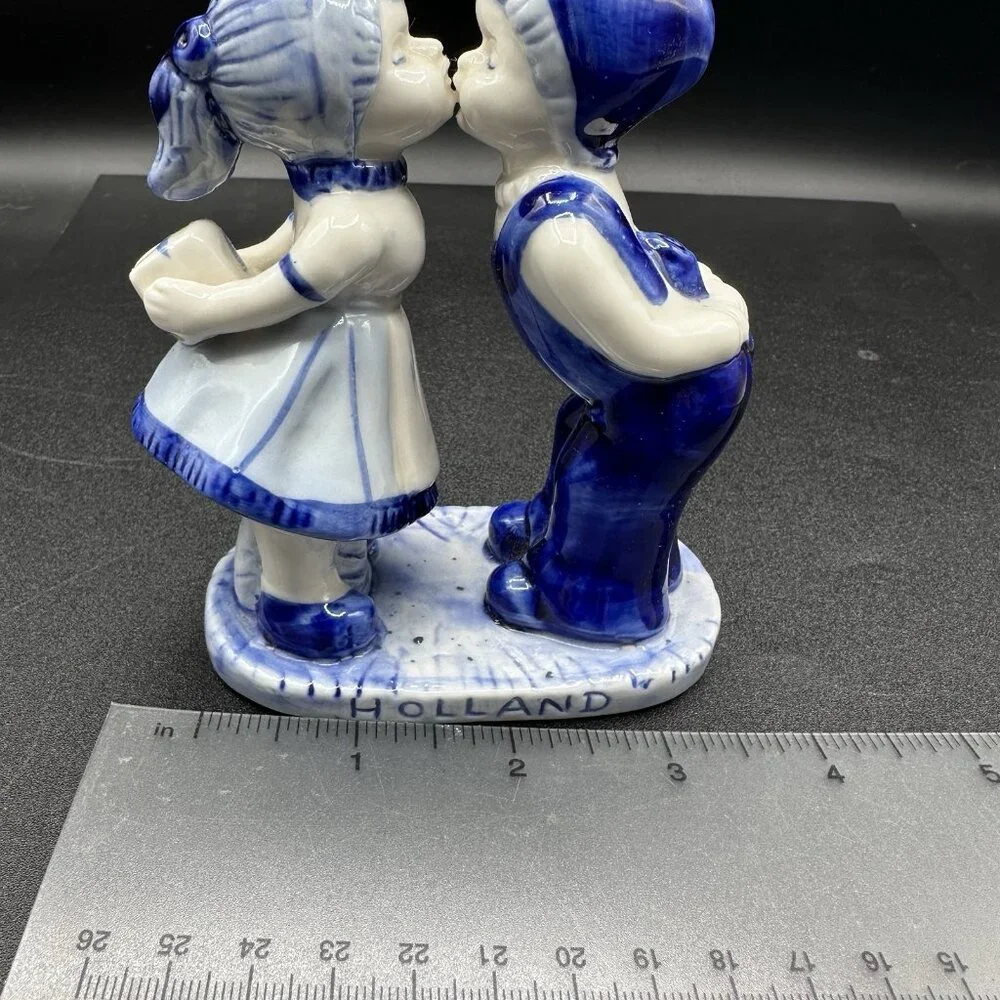 Vintage Delft Blue Kissing Dutch Couple Figurine 4.5